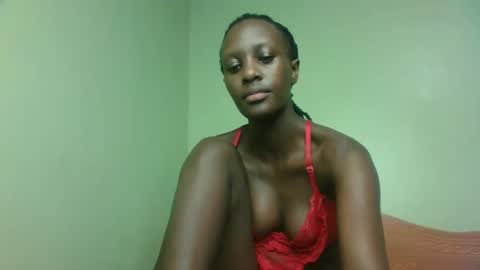 Snapshot of sweet69petyte chatting on 02.01.25 Petite Queen online show from 02.01.25