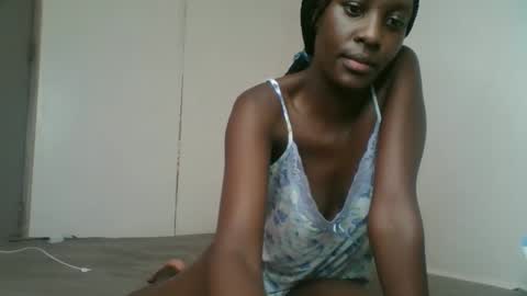 Snapshot of sweet69petyte chatting on 02.13.25 Petite Queen online show from 02.13.25