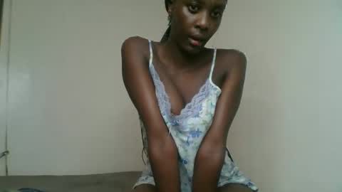 Snapshot of sweet69petyte chatting on 02.13.25 Petite Queen online show from 02.13.25