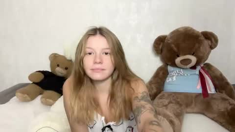 Mia and Robert online show from 10.08.25