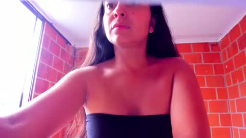 Snapshot of sweet_and_hot_alaia chatting on 11.12.25 sweet and hot alaia online show from 11.12.25