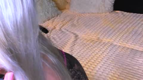 Snapshot of sweet_barbe chatting on 10.20.25 Alice online show from 10.20.25