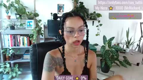 Snapshot of sweet_bluee chatting on 05.20.26 Tutti online show from 05.20.26