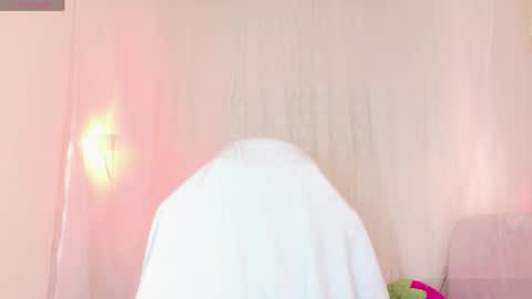 Snapshot of sweet_carine chatting on 05.11.26 camil online show from 05.11.26