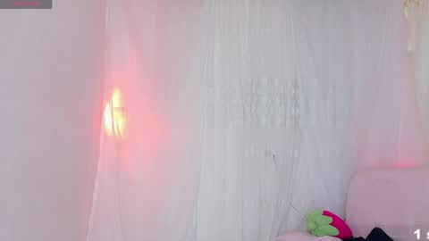 Snapshot of sweet_carine chatting on 05.12.26 camil online show from 05.12.26