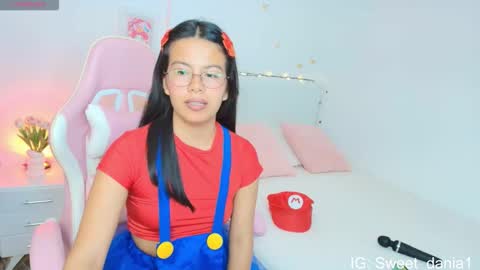 Snapshot of sweet_dania_ chatting on 10.11.25 sweet_dania_ online show from 10.11.25