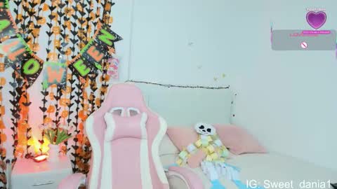 Snapshot of sweet_dania_ chatting on 10.22.25 sweet_dania_ online show from 10.22.25