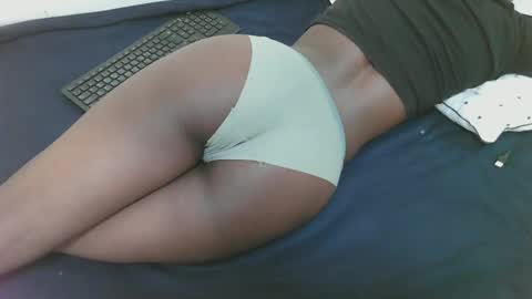 Snapshot of sweet_larra chatting on 11.04.25 sweet_larra online show from 11.04.25