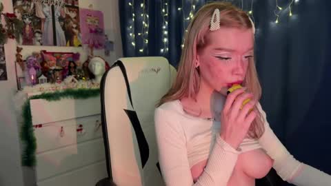 Snapshot of sweet_melissa133 chatting on 12.31.24 Melissa. Join me on Fansly link in social medias online show from 12.31.24