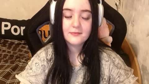 Snapshot of sweet_my_dream chatting on 10.22.25 sweet_my_dream online show from 10.22.25