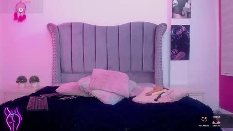 Snapshot of sweet_naomy01 chatting on 10.30.25 sweet_naomy01 online show from 10.30.25