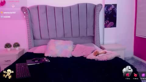 Snapshot of sweet_naomy01 chatting on 10.31.25 sweet_naomy01 online show from 10.31.25