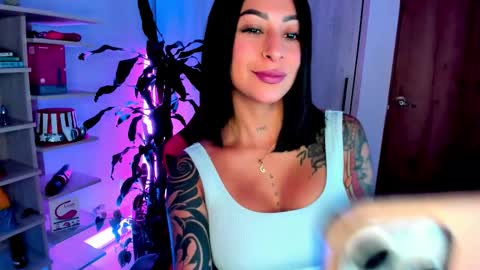 Snapshot of sweet_sophi_ chatting on 10.19.25 sophie leone online show from 10.19.25