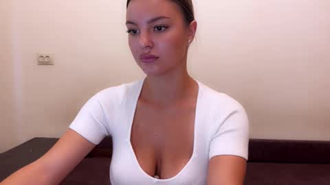 Snapshot of sweet_strawberr chatting on 09.17.25 sweet_strawberr online show from 09.17.25