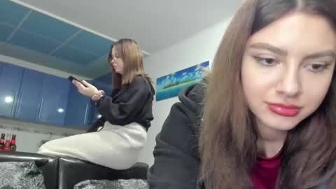 Snapshot of sweet_violetti chatting on 02.15.25 sweet_violetti online show from 02.15.25