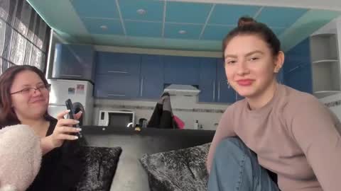 Snapshot of sweet_violetti chatting on 02.16.25 sweet_violetti online show from 02.16.25