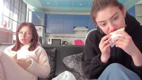 Snapshot of sweet_violetti chatting on 02.20.25 sweet_violetti online show from 02.20.25