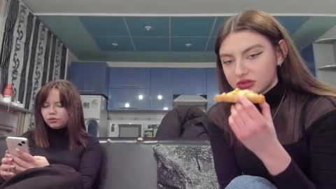 Snapshot of sweet_violetti chatting on 02.24.25 sweet_violetti online show from 02.24.25