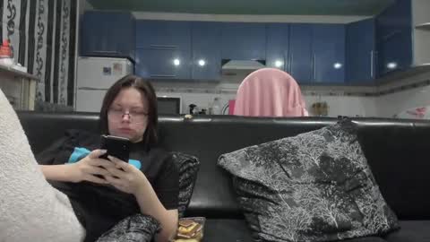 Snapshot of sweet_violetti chatting on 02.26.25 sweet_violetti online show from 02.26.25