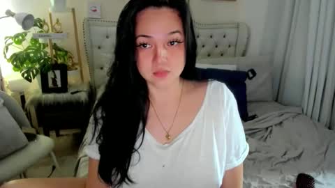 Snapshot of sweethoney369 chatting on 10.22.25 Layla online show from 10.22.25