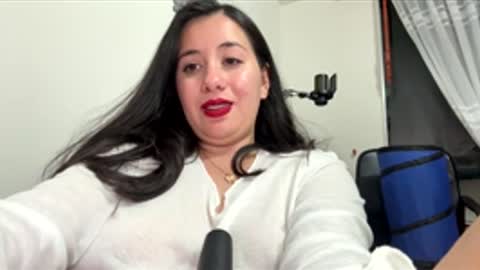 Snapshot of sweetie__annie chatting on 01.19.26 Ana Mara i cant Make noise My family is here online show from 01.19.26