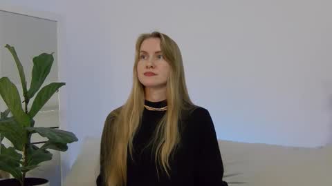 Snapshot of sweetkira1 chatting on 10.11.25 SweetKira1 online show from 10.11.25