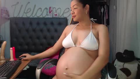 Snapshot of sweetmom12 chatting on 01.11.25 Sweetmom12 online show from 01.11.25