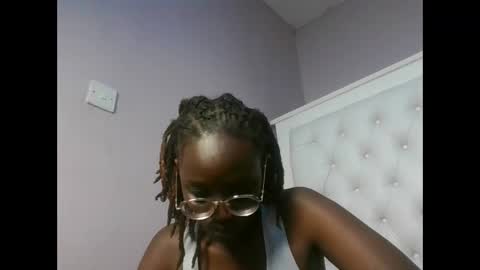 Snapshot of sweetnovah chatting on 06.10.26 Novah girlie online show from 06.10.26