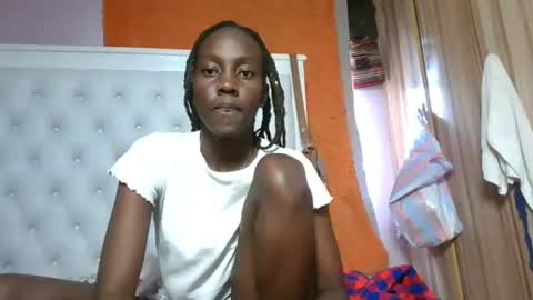 Snapshot of sweetnovah chatting on 06.19.26 Novah girlie online show from 06.19.26