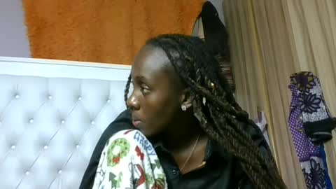 Snapshot of sweetnovah chatting on 06.25.26 Novah girlie online show from 06.25.26
