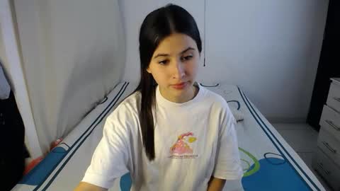 Snapshot of sweetpink1_ chatting on 11.10.25 Caro Lily online show from 11.10.25