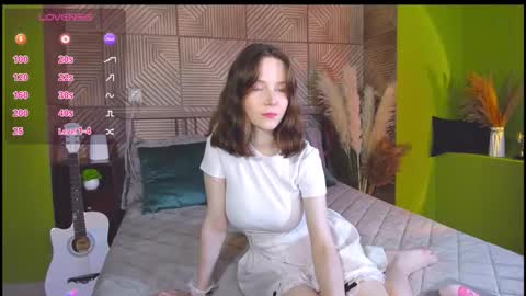 Snapshot of sweetshy_ chatting on 09.16.25 Alice online show from 09.16.25