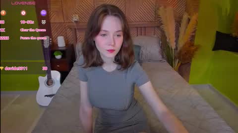 Snapshot of sweetshy_ chatting on 09.18.25 Alice online show from 09.18.25