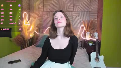 Snapshot of sweetshy_ chatting on 09.28.25 Alice online show from 09.28.25