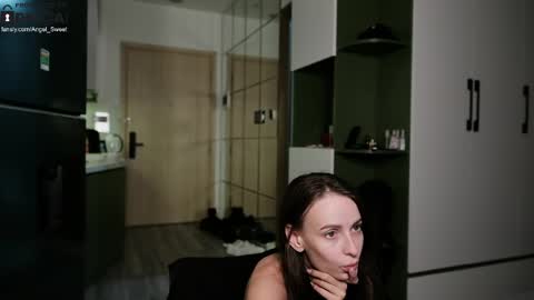 Snapshot of sweettooth20 chatting on 06.02.26 Leila and Alex online show from 06.02.26