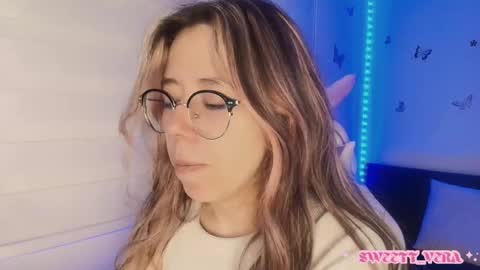 Veronica Independent Model online show from 10.16.25