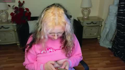 Snapshot of sweety_candys chatting on 09.22.25 Hot Candy online show from 09.22.25