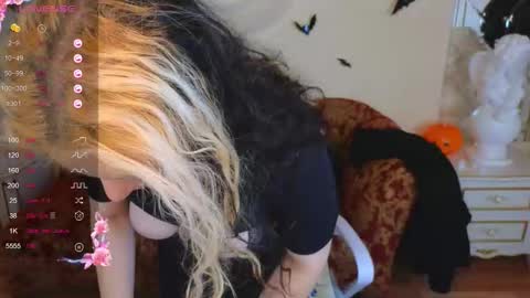 Snapshot of sweety_candys chatting on 10.17.25 Hot Candy online show from 10.17.25