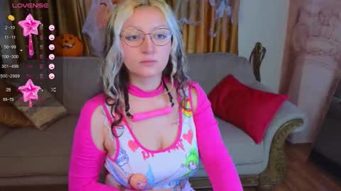 Snapshot of sweety_candys chatting on 10.18.25 Hot Candy online show from 10.18.25