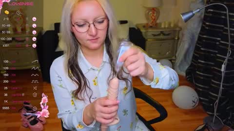 Snapshot of sweety_candys chatting on 11.09.25 Hot Candy online show from 11.09.25