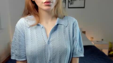 Snapshot of sweety_xis chatting on 09.29.25 Bella . online show from 09.29.25