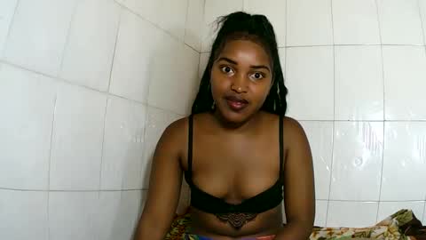 Snapshot of sylviasexy27 chatting on 02.21.25 sylviasexy27 online show from 02.21.25