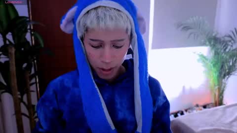 Snapshot of taichi_bluy chatting on 10.03.25 taichi online show from 10.03.25