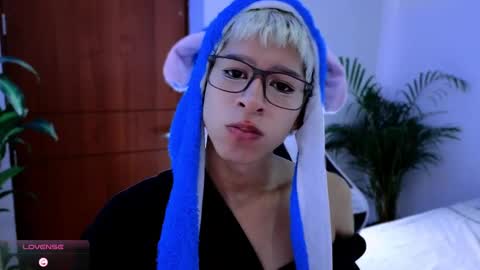 Snapshot of taichi_bluy chatting on 10.06.25 taichi online show from 10.06.25