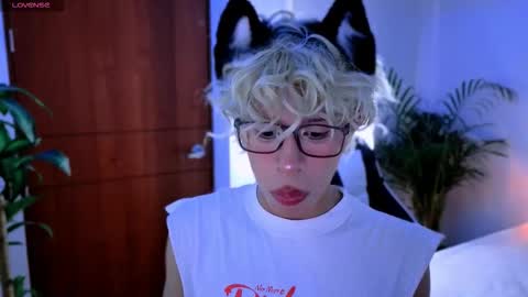 Snapshot of taichi_bluy chatting on 10.11.25 taichi online show from 10.11.25