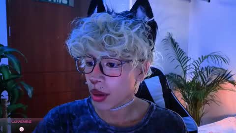 Snapshot of taichi_bluy chatting on 10.17.25 taichi online show from 10.17.25