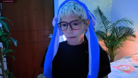 Snapshot of taichi_bluy chatting on 10.19.25 taichi online show from 10.19.25