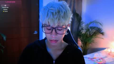 Snapshot of taichi_bluy chatting on 10.21.25 taichi online show from 10.21.25