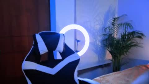 Snapshot of taichi_bluy chatting on 10.25.25 taichi online show from 10.25.25