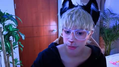 Snapshot of taichi_bluy chatting on 10.29.25 taichi online show from 10.29.25